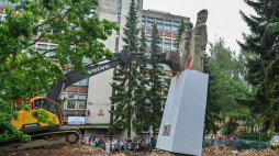 Usuwanie pomnika Braterstwa Broni na Placu Wolności w Nowogardzie PAP/Marcin Bielecki