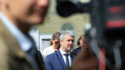 Wicedyrektor Muzeum Powstania Warszawskiego Paweł Ukielski (C) został odznaczony Krzyżem Kawalerskim Orderu Odrodzenia Polski za wybitne zasługi w pielęgnowaniu pamięci o najnowszej historii Polski. PAP/Szymon Pulcyn