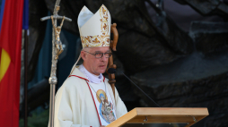 Biskup polowy Wojska Polskiego Wiesław Lechowicz przewodniczy polowej mszy świętej pod Pomnikiem Powstania Warszawskiego na pl. Krasińskich w Warszawie, fot. PAP/P. Supernak