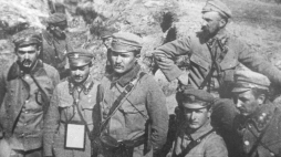 Oficerowie 6 batalionu I Brygady Legionów w okopach nad Nidą: porucznik Edward Zinth-Rzecki, porucznik Stanisław Sawa-Machowicz, major Albin Satyr-Fleszar, kapitan Franciszek Pększyc-Grudziński, porucznik Leopold Lis-Kula (czwarty z prawej), porucznik Kazimierz Dąbrowa-Młodzianowski (z brodą). Fot. Narodowe Archiwum Cyfrowe.