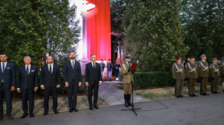 Od lewej: szef Urzędu do Spraw Kombatantów i Osób Represjonowanych Lech Parell, wiceminister obrony narodowej Stanisław Wziątek, szef BBN Jacek Siewiera, wicepremier, minister obrony narodowej Władysław Kosiniak–Kamysz i prezydent Andrzej Duda podczas Apelu Pamięci przed Pomnikiem Poległych w 1920 r. na Cmentarzu Wojskowym na Powązkach. Warszawa, 14.08.2024. Fot. PAP/A. Zawada