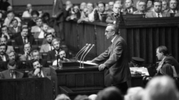 Obrady Sejmu RP - powołanie Tadeusza Mazowieckiego (C) na prezesa Rady Ministrów. Warszawa, 24.08.1989. Fot. PAP/P. T. Walczak