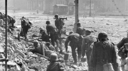 Niemieckie oddziały na Placu Teatralnym w Warszawie, sierpień 1944 r. /Źródło: en.wikipedia/Bundesarchiv