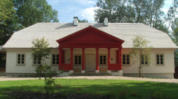 XVII-wieczny dwór w Krasnogrudzie leży tuż przy granicy polsko-litewskiej, w starym parku, nad jeziorem Hołny. Przed wojną był własnością rodziny Czesława Miłosza ze strony matki. /Źródło: wikipedia