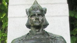 Figura Mieszka I Cieszyńskiego przed uszkodzeniem. Źródło: Wikipedia.
