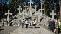Obchody Święta Wojska Polskiego: złożenie kwiatów i zapalenie zniczy na Polskim Cmentarzu Wojennym w Kijowie-Bykowni. 15.08.2024. Fot. PAP/V. Musiienko