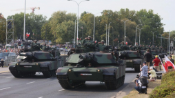 Defilada z okazji Święta Wojska Polskiego na Wisłostradzie w Warszawie. Fot. PAP/L. Szymański