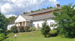 Dwór z Drogini, Muzeum Małopolski Zachodniej w Wygiełzowie. Źródło: Google Maps – Street View