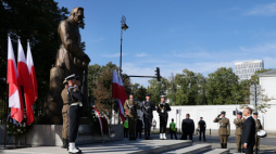 Prezydent RP Andrzej Duda (P) złożył wieniec przed pomnikiem Marszałka Józefa Piłsudskiego przed Belwederem. Warszawa, 15.08.2024. Fot. PAP/P. Supernak