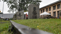 Uroczystości pod pomnikiem „Tędy przeszła Warszawa”, w ramach obchodów Dnia Pamięci Więźniów Obozu Dulag 121 i Niosących Im Pomoc w Pruszkowie. 2023 r. Fot. PAP/A. Lange