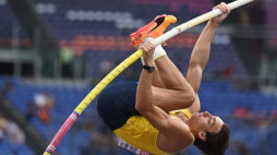 Szwed Armand Duplantis w eliminacjach skoku o tyczce podczas lekkoatletycznych mistrzostw Europy w Rzymie. 06.2024. Fot. PAP/A. Warżawa