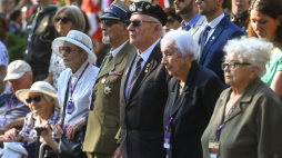 Obchody 80. rocznicy wybuchu powstania warszawskiego: uczestniczka Powstania Warszawskiego Janina Jankowska ps. Jasia (2P), skarbnik Związku Powstańców Warszawskich, prezes Zarządu Głównego Światowego Związku Żołnierzy Armii Krajowej Bogdan Bartnikowski (3P) i powstaniec warszawski Jan Witkowski (4P) na uroczystości przed pomnikiem Gloria Victis na terenie kwater powstańczych na Cmentarzu Wojskowym na Powązkach w Warszawie. Fot. PAP/P. Nowak