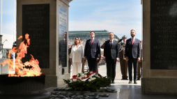 Prezydent RP Andrzej Duda (2P), marszałek Senatu Małgorzata Kidawa-Błońska (L), wicepremier, minister obrony narodowej Władysław Kosiniak-Kamysz (P) i marszałek Sejmu Szymon Hołownia (2L) na uroczystej zmianie posterunku honorowego przed Grobem Nieznanego Żołnierza. Warszawa, 15.08.2024. Fot. PAP/P. Supernak