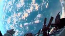 Widok na Ziemię podczas spaceru kosmicznego na ISS. Fot. PAP/EPA/NASA TV