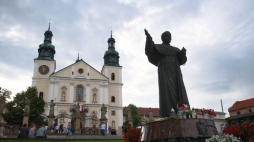 Wierni podczas centralnych uroczystości odpustowych Wniebowzięcia NMP w Sanktuarium Pasyjno-Maryjnym w Kalwarii Zebrzydowskiej. 2021 r. Fot. PAP/Ł. Gągulski