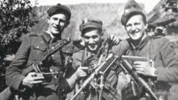 Dd lewej: plut. Jerzy Lejkowski "Szpagat", plut. Zdzisław Badocha "Żelazny", plut. Henryk Wieliczko "Lufa". Białostocczyzna 1945 r. Fot. IPN