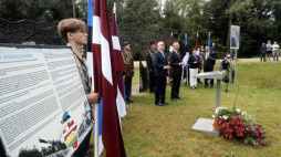 Prezydent Estonii Alar Karis i prezydent Łotwy Edgars Rinkeviczs (C) podczas uroczystości w 35. rocznicę "łańcucha bałtyckiego". Fot. PAP/EPA