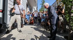 Ocalały z Zagłady Leon Weintraub (2P) na uroczystym odsłonięciu tzw. „kamieni pamięci” przy ul. Włókienniczej 2 w Łodzi. Fot. PAP/M. Zubrzycki