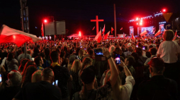Obchody 80. rocznicy wybuchu powstania warszawskiego: wydarzenie „Warszawiacy śpiewają (nie)zakazane piosenki” na pl. Piłsudskiego w Warszawie. Fot. PAP/S. Pulcyn