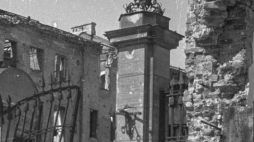 Zniszczony Pałac Blanka przy ulicy Senatorskiej. Warszawa, 1947 r. Fot. PAP/CAF