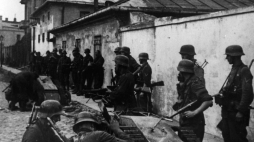 Powstanie Warszawskie, żołnierze niemieccy przy obsłudze nosiciela ładunków wybuchowych Goliath. Podobny sprzęt został użyty na ul. Kilińskiego, fot. CAF/PAP (reprodukcja)