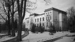 Dawny pałac Heinzla w 1946 r., gdy stał się Sanatorium Przeciwgruźliczym dla Dzieci. Fot. PAP/S. Urbanowic