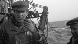 Rok 1948. Korzystając z łagodnej zimy na połów dalekomorski na Morze Północne wyruszył trawler Ławica, należący do Towarzystwa Połowów Dalekomorskich Ławica. Rybacy na pokładzie, z lewej starszy rybak Franciszek Ślęzak zwany Długim Frankiem. Fot. mb/mgs PAP