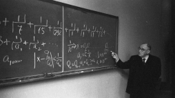 Wacław Sierpiński, polski matematyk, jeden z czołowych przedstawicieli warszawskiej szkoły matematycznej i jeden z twórców polskiej szkoły matematycznej, profesor Uniwersytetu Jana Kazimierza we Lwowie i Uniwersytetu Warszawskiego, 1961 r. PAP/Wiesław Prażuch