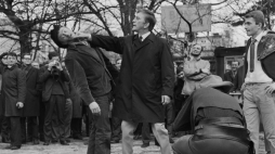 Amerykański aktor Kirk Douglas z wizytą w Wyższej Szkole Filmowej w Łodzi. Z prawej student reżyserii Marek Piwowski, 1966 r. PAP/Witold Rozmysłowicz