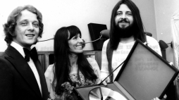 Zespół Breakout ze swoją Złotą Płytą. Nz: (od lewej) perkusista Józef Hajdasz, wokalistka Mira Kubasińska i gitarzysta, wokalista Tadeusz Nalepa. PAP/Ireneusz Radkiewicz