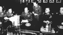 Wojciech Jaruzelski i szef oddziału planowania obronno-strategicznego Sztabu Generalnego WP płk Ryszard Kukliński na posiedzeniu Układu Warszawskiego w Moskwie w lutym 1980 r. Fot. PAP/CAF-ARCHIWUM .