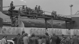 Strajk w Stoczni im. Adolfa Warskiego, której pracownicy popierają 21 postulatów strajkującej Stoczni Gdańskiej, Szczecin 25.08.1980 r. PAP/Jerzy Undro