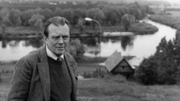Czesław Miłosz w Skansenie Kurpiowskim, w tle rzeka Narew, 1981 r . PAP/Jerzy Undro