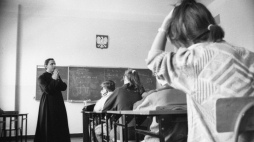 Warszawa,1990 r. Lekcję religii w klasie I b Liceum Ogólnokształcącego im. Zamoyskiego prowadzi ksiądz z parafii Świętego Krzyża. PAP/CAF/Witold Jabłonowski