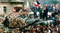 Młodzi mieszkańcy Pragi stoją na przewróconej ciężarówce, gdy inni otoczyli sowieckie czołgi 21 sierpnia 1968 r. w centrum miasta. Fot. PAP/CTK/L. Hajsky