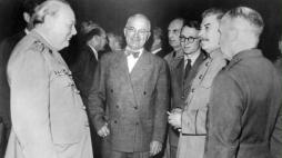 Winston Churchill i Józef Stalin (a w środku Harry Truman), fot. EPA/PAP