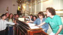 Niemiecki organista prof. Bernhard Haas (P) uczy tajników gry na organach, 2008 r. PAP/Zdzisław Lenkiewicz 