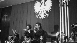 Lech Wałęsa w sali BHP Stoczni Gdańskiej podczas strajku w sierpniu 1980 r., fot. PAP/CAF/S. Kraszewski