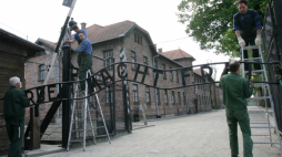 Renowacja napisu Arbeit macht frei nad bramą obozu Auschwitz, fot. PAP/J. Bednarczyk