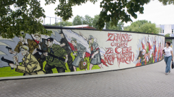 Graffiti na murze okalającym stadion Polonii Warszawa namalowane z okazji 65. rocznicy wybuchu Powstania Warszawskiego. PAP/Paweł Kula