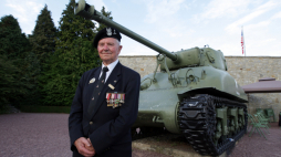 Żołnierz 1 Dywizji Pancernej Sylwester Bardziński podczas uroczystości 65 rocznicy wyzwolenia Normandii w 2009 r. w Mont Ormel. Fot PAP/G. Jakubowski