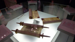 Fragment ekspozycji w Muzeum Żydów Mazowieckich w odremontowanej XIX-wiecznej synagodze. Fot. PAP/M. Bednarski