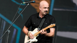 Jacek „Budyń” Szymkiewicz z zespołu Pogodno podczas pierwszego koncertu w ramach trasy Męskie Granie 2018, w poznańskim Parku Cytadela. PAP/Jakub Kaczmarczyk