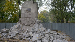 Pomnik wdzięczności żołnierzom Armii Radzieckiej w Parku Skaryszewskim w Warszawie tuż przed demontażem, fot. PAP/J. Kamiński