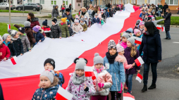 Uczniowie i nauczyciele ze Szkoły Podstawowej nr 63 w Szczecinie idą przez miasto z 200 metrową flagą Polski przed Świętem Niepodległości, 2019 r.. PAP/Jerzy Muszyński