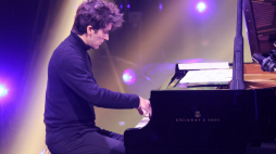Pianista Marcin Masecki podczas „Koncertu dla Niepodległej. Chopin / Norwid / Niemen” w Teatrze Narodowym w Warszawie w 2021 r. Fot. PAP/L. Szymański