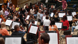 Muzycy Kijowskiej Orkiestry Symfonicznej ćwiczą w Studiu Koncertowym Polskiego Radia im. Witolda Lutosławskiego w Warszawie w kwietniu 2022 r. Fot. PAP/P. Nowak 