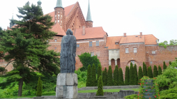 Pomnik Józefa Piłsudskiego we Fromborku, fot. PAP/J. Uklejewski