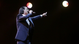 Nick Cave podczas koncertu w Lizbonie w 2022 r. Fot. PAP/EPA/T. Petinga