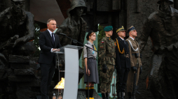 Obchody 80. rocznicy wybuchu powstania warszawskiego. Prezydent Andrzej Duda przemawia podczas Apelu Pamięci, po polowej mszy świętej pod Pomnikiem Powstania Warszawskiego na pl. Krasińskich w Warszawie. PAP/Paweł Supernak
